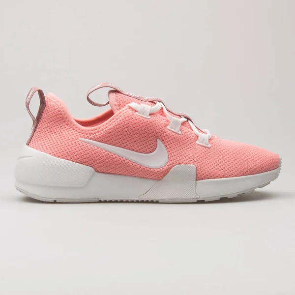 Vienna Áustria Fevereiro 2018 Nike Ashin Moderno Rosa Tênis Branco — Fotografia de Stock