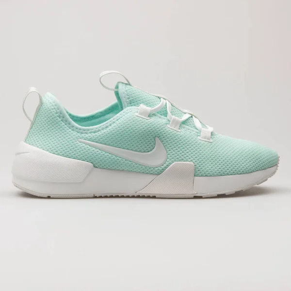 Vienna Oostenrijk Februari 2018 Nike Ashin Moderne Lichtgroene Witte Sneaker — Stockfoto