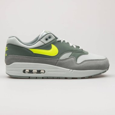 VIENNA, AUSTRIA - 19 Şubat 2018: Nike Air Max Gri ve yeşil spor ayakkabılı beyaz arka plan.