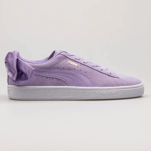 Vienna Áustria Fevereiro 2018 Puma Suede Bow Sapatilha Roxa Sobre — Fotografia de Stock