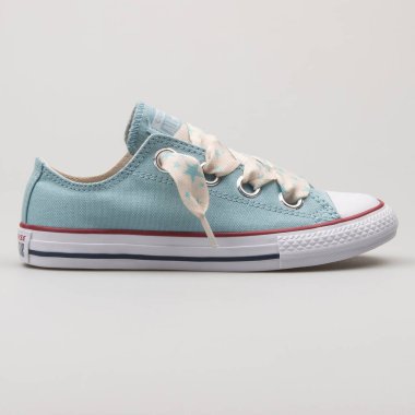 VIENNA, AUSTRIA - 19 Şubat 2018: Converse Chuck Taylor All Star Big Eyelet OX okyanus mavisi ve beyaz spor ayakkabısı.