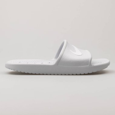 VIENNA, AUSTRIA - 19 Şubat 2018: Nike Kawa Duş platinyumu ve beyaz arka planda beyaz sandalet.