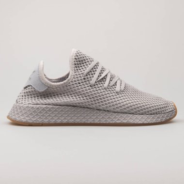 VIENNA, AUSTRIA - 19 Şubat 2018: Adidas Deerupt Gri spor ayakkabısı beyaz arka planda.