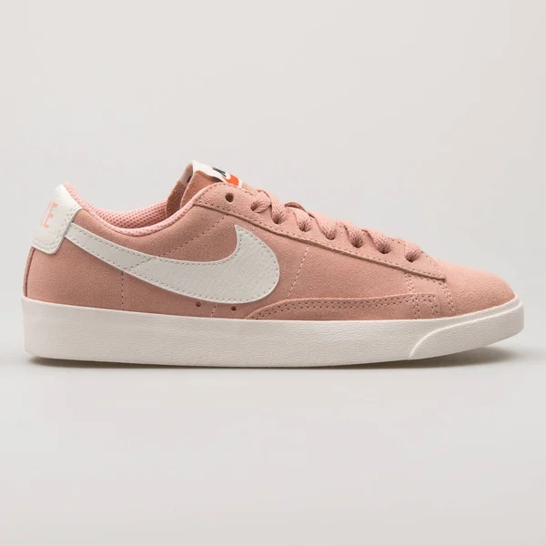 Vienna Austria Luty 2018 Nike Blazer Niski Zamsz Róża Biały — Zdjęcie stockowe