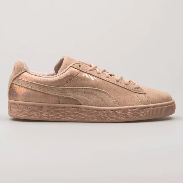 Vienna Áustria Fevereiro 2018 Puma Suede Luna Lux Rosa Sapatilha — Fotografia de Stock