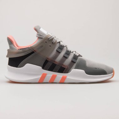 VIENNA, AUSTRIA - 27 Mayıs 2018: Adidas EQT Desteği Beyaz arka planda gelişmiş gri spor ayakkabısı.