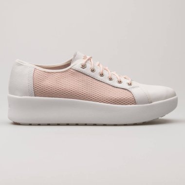 VIENNA, AUSTRIA - 27 Mayıs 2018: Timberland Berlin Park Öküz Beyazı ve beyaz arka planda gül rengi spor ayakkabısı.