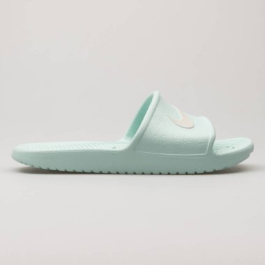 VIENNA, AUSTRIA - 27 Mayıs 2018: Nike Kawa Duşu beyaz arka planda açık yeşil sandalet.