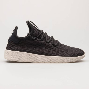 VIENNA, AUSTRIA - 27 Mayıs 2018: Adidas PW Tenis HU siyah ve beyaz arka planda yelken spor ayakkabısı.