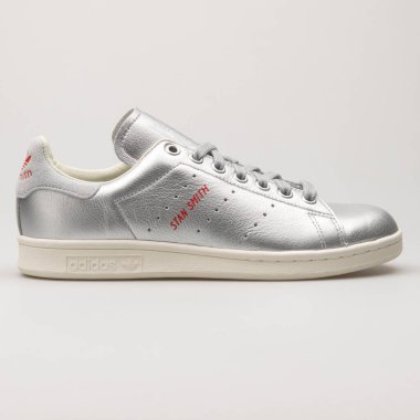 VIENNA, AUSTRIA - 27 Mayıs 2018: Adidas Stan Smith gümüş spor ayakkabısı beyaz arka planda.