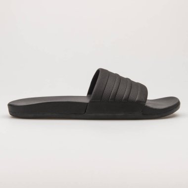 VIENNA, AUSTRIA - 27 Mayıs 2018: Adidas Adilette Comfort beyaz arka planda siyah sandalet.