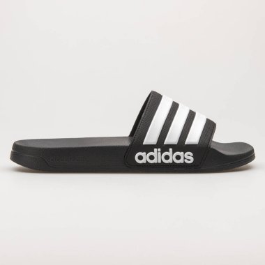 VIENNA, AUSTRIA - 27 Mayıs 2018: Adidas Adilette Duş beyaz arka planda siyah beyaz sandalet.