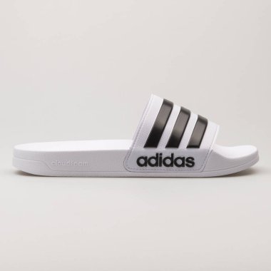 VIENNA, AUSTRIA - 27 Mayıs 2018: Adidas Adilette Duş beyaz ve siyah sandalet beyaz arka planda.