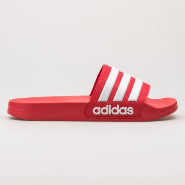 VIENNA, AUSTRIA - 27 Mayıs 2018: Adidas Adilette Duş beyaz arka planda kırmızı ve beyaz sandalet.