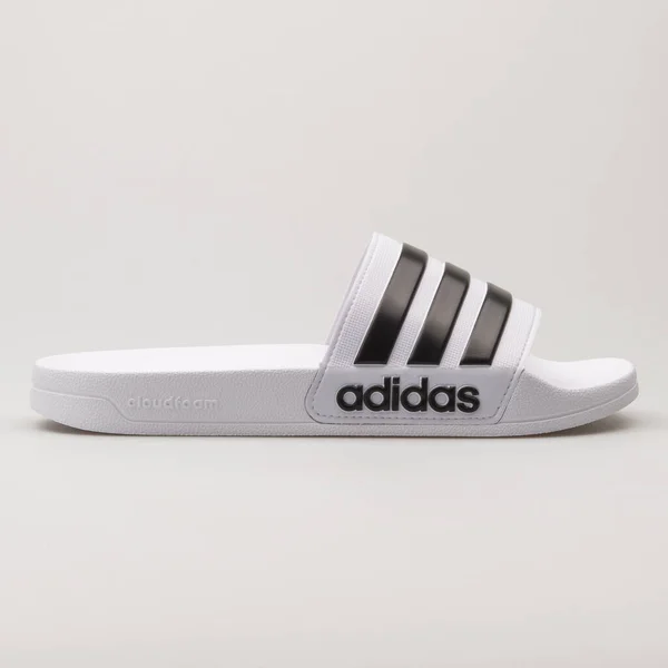 Vienna Oostenrijk Mei 2018 Adidas Adilette Douche Witte Zwarte Sandaal — Stockfoto