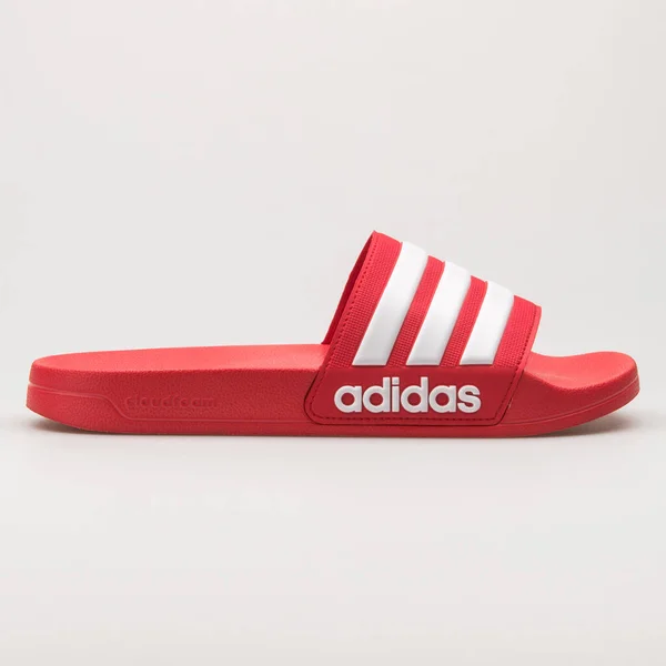 Vienna Austria Maj 2018 Adidas Adilette Prysznic Czerwono Biały Sandał — Zdjęcie stockowe