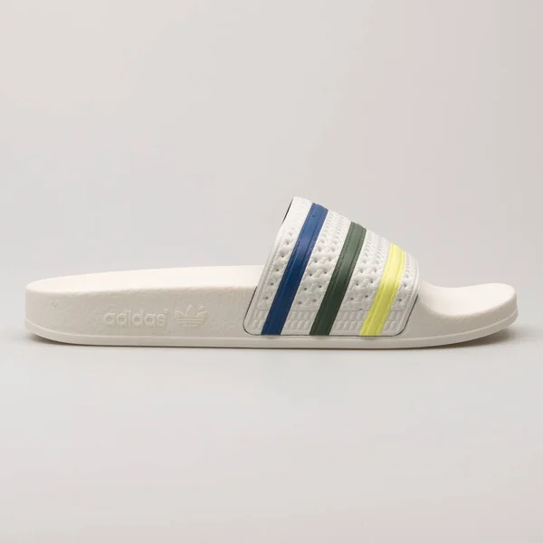 Vienna Oostenrijk Mei 2018 Adidas Adilette Pride Witte Veelkleurige Sandaal — Stockfoto