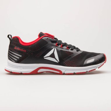 VIENNA, AUSTRIA - 14 Haziran 2018: Reebok Ahary Koşucusu siyah, kırmızı ve beyaz spor ayakkabılı beyaz arka plan.