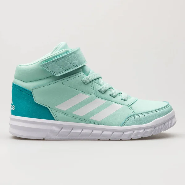 Vienna Oostenrijk Juni 2018 Adidas Altasport Mid Groene Witte Sneaker — Stockfoto