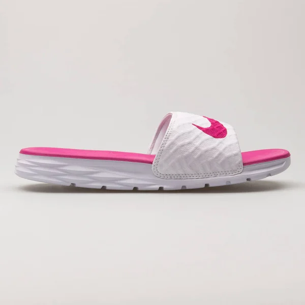 Viena Austria Junio 2018 Sandalia Nike Benassi Solarsoft Blanca Magenta — Foto de Stock