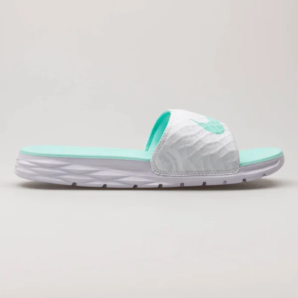 Vienna Oostenrijk Juni 2018 Nike Benassi Solarsoft Witte Teal Sandaal — Stockfoto