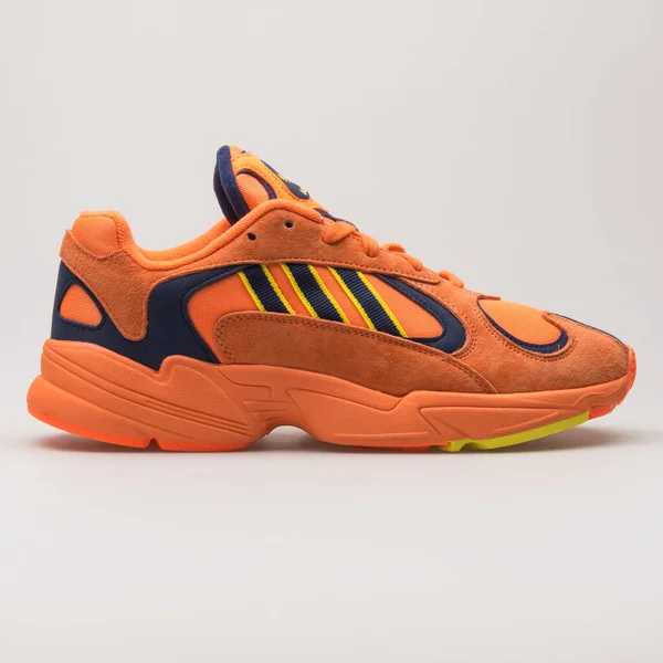 Viena Austria Junio 2018 Zapatilla Adidas Yung Naranja Azul Marino — Foto de Stock