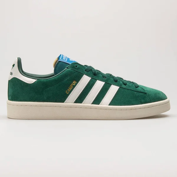 Viena Austria Junio 2018 Zapatilla Adidas Campus Verde Blanca Sobre Fotos de stock