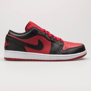 VİANNA, AUSTRIA - 14 Haziran 2018: Nike Air Jordan 1 Beyaz arka planda düşük kırmızı, siyah ve beyaz spor ayakkabı.