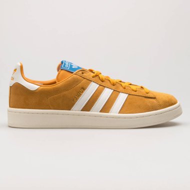 VIENNA, AUSTRIA - 14 Haziran 2018: Adidas Kampüsü beyaz arka planda sarı ve beyaz spor ayakkabı.