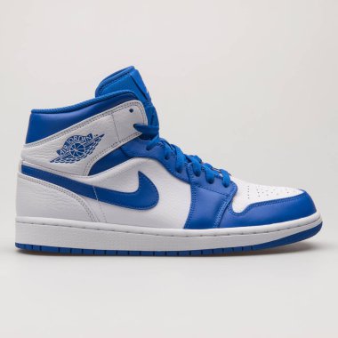 Vienna, AUSTRIA - 14 Haziran 2018: Nike Air Jordan 1 Beyaz arka planda mavi-beyaz spor ayakkabısı.