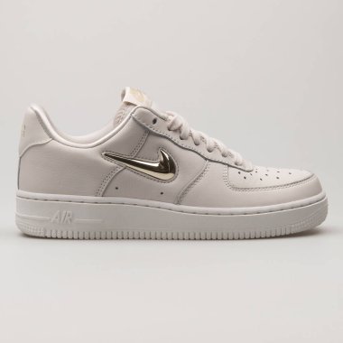 VIENNA, AUSTRIA - 14 Haziran 2018: Nike Hava Kuvvetleri 1007 Premium LX bej ve altın rengi spor ayakkabılar.