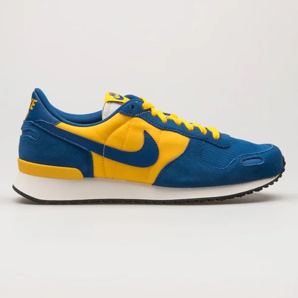 Vienna Áustria Junho 2018 Nike Air Vrtx Tênis Azul Amarelo — Fotografia de Stock