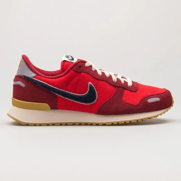 Vienna Áustria Junho 2018 Nike Air Vrtx Suede Tênis Vermelho — Fotografia de Stock