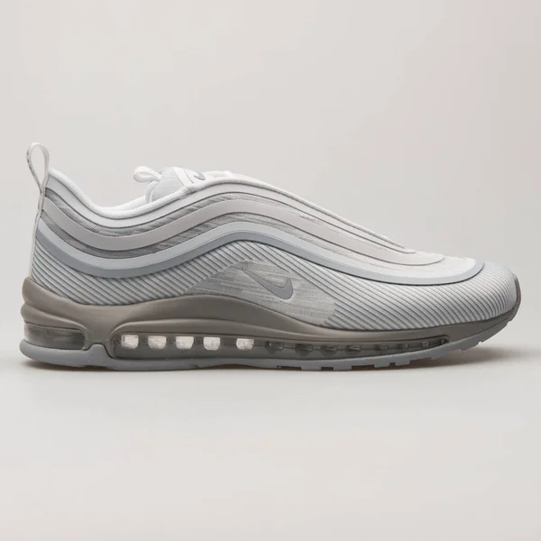 Vienna Oostenrijk Juni 2018 Witte Sneaker Witte Achtergrond — Stockfoto