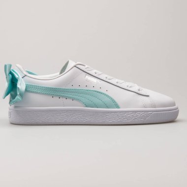 VIENNA, AUSTRIA - 13 Ağustos 2018: Puma Süet Bow beyaz ve yeşil spor ayakkabılı beyaz arka plan.