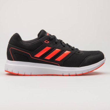 VIENNA, AUSTRIA - 13 Ağustos 2018: Adidas Duramo siyah, kırmızı ve beyaz arka planda beyaz spor ayakkabı.