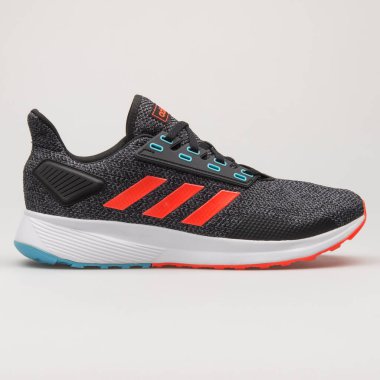 VIENNA, AUSTRIA - 13 Ağustos 2018: Adidas Duramo 7 siyah, kırmızı ve mavi spor ayakkabılı beyaz arka plan.