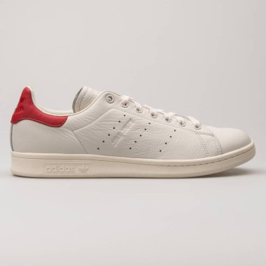 VIENNA, AUSTRIA - 13 Ağustos 2018: Adidas Stan Smith Beyaz ve Kırmızı Spor Ayakkabı.