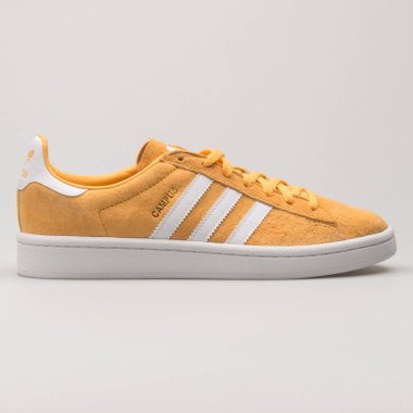 VIENNA, AUSTRIA - 13 Ağustos 2018: Adidas Kampüsü beyaz arka planda sarı ve beyaz spor ayakkabı.