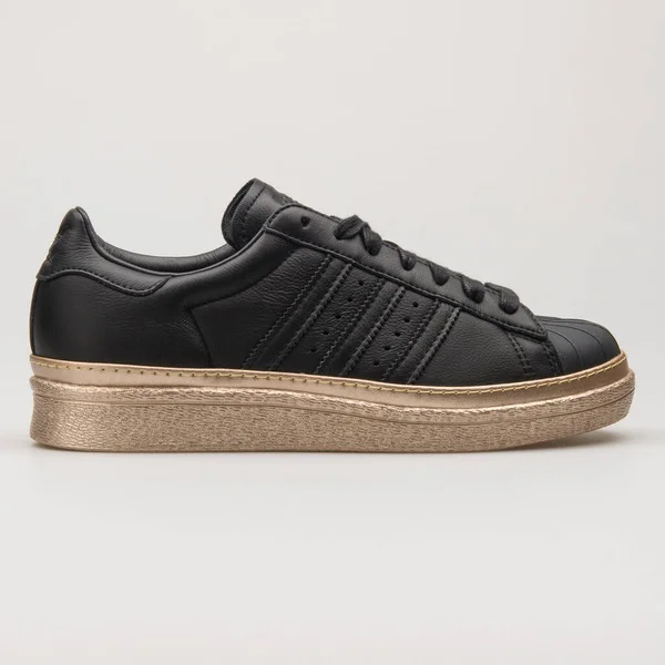 Vienna Austria Серпня 2018 Adidas Superstar Black Gold Sneaker Білому — стокове фото