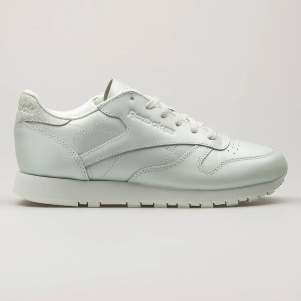 Wien Österreich August 2018 Reebok Classic Leather Hellgrüner Turnschuh Auf lizenzfreie Stockbilder