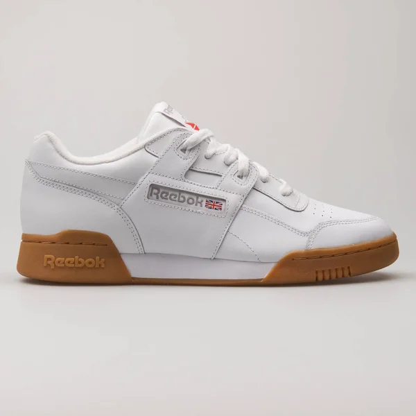 Wien Österreich August 2018 Reebok Workout Weißer Und Brauner Turnschuh lizenzfreie Stockbilder