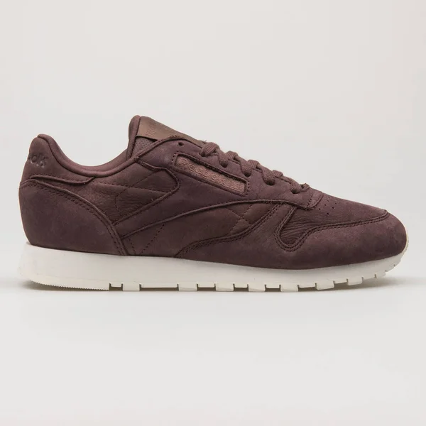 Wien Österreich August 2018 Reebok Classic Leather Dunkelbordeauxfarbener Sneaker Auf lizenzfreie Stockbilder