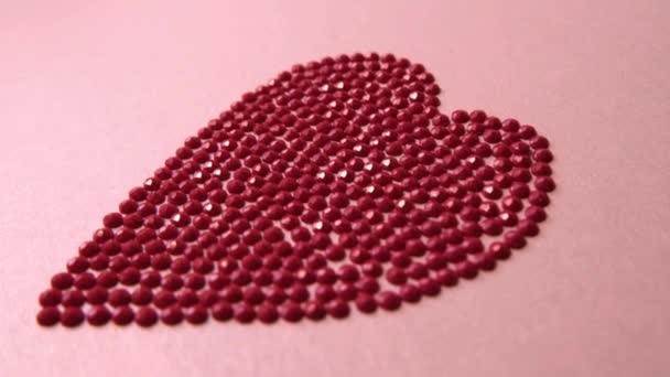 Video Grote Rode Liefde Hart Glanzende Puzzel Ronde Kristallen Cirkels — Stockvideo