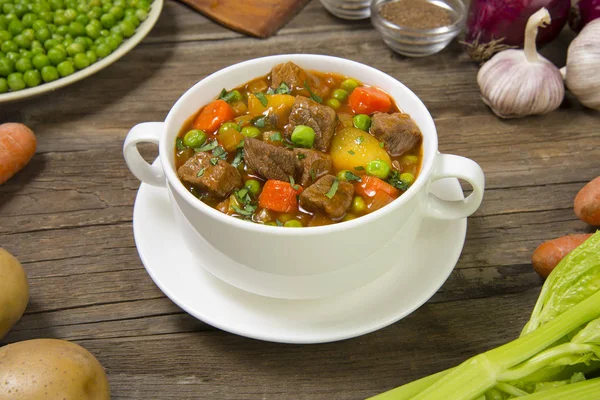 Slow Cooker Rindfleisch Eintopf Einer Weißen Suppentasse Auf Einem Alten — Stockfoto