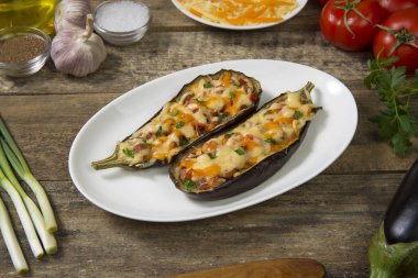 Et, sebze ve peynirle doldurulmuş patlıcan. Seçili odak.