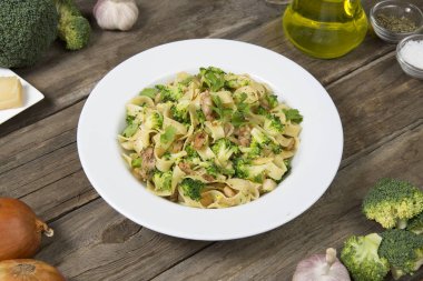 Brokoli tavuk fettuccine 'i eski ahşap bir masada. Seçili odak.