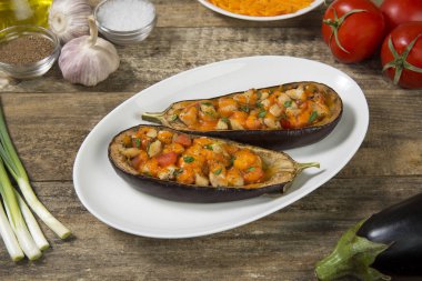 Et, sebze ve peynirle doldurulmuş patlıcan. Seçili odak.