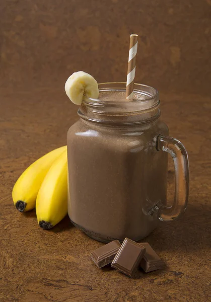 Batido Plátano Chocolate Frasco Vidrio Con Ingredientes Sobre Fondo Marrón Imagen De Stock