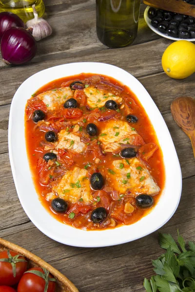 Pan Pesce Scottato Con Pomodori Olive Vecchio Tavolo Legno Rustico — Foto Stock